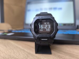 Frontansicht der schwarzen Casio G-Shock GBD-200 mit  MIP-Display auf einem Schreibtisch