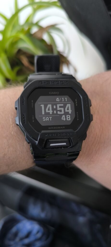 Casio G-Shock GBD-200 am Handgelenk mit kontraststarkem MIP-Display im Alltagstest