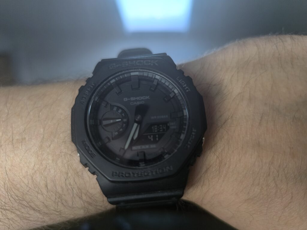 Casio G-Shock GA-2100 mit Carbon Core Guard am Handgelenk